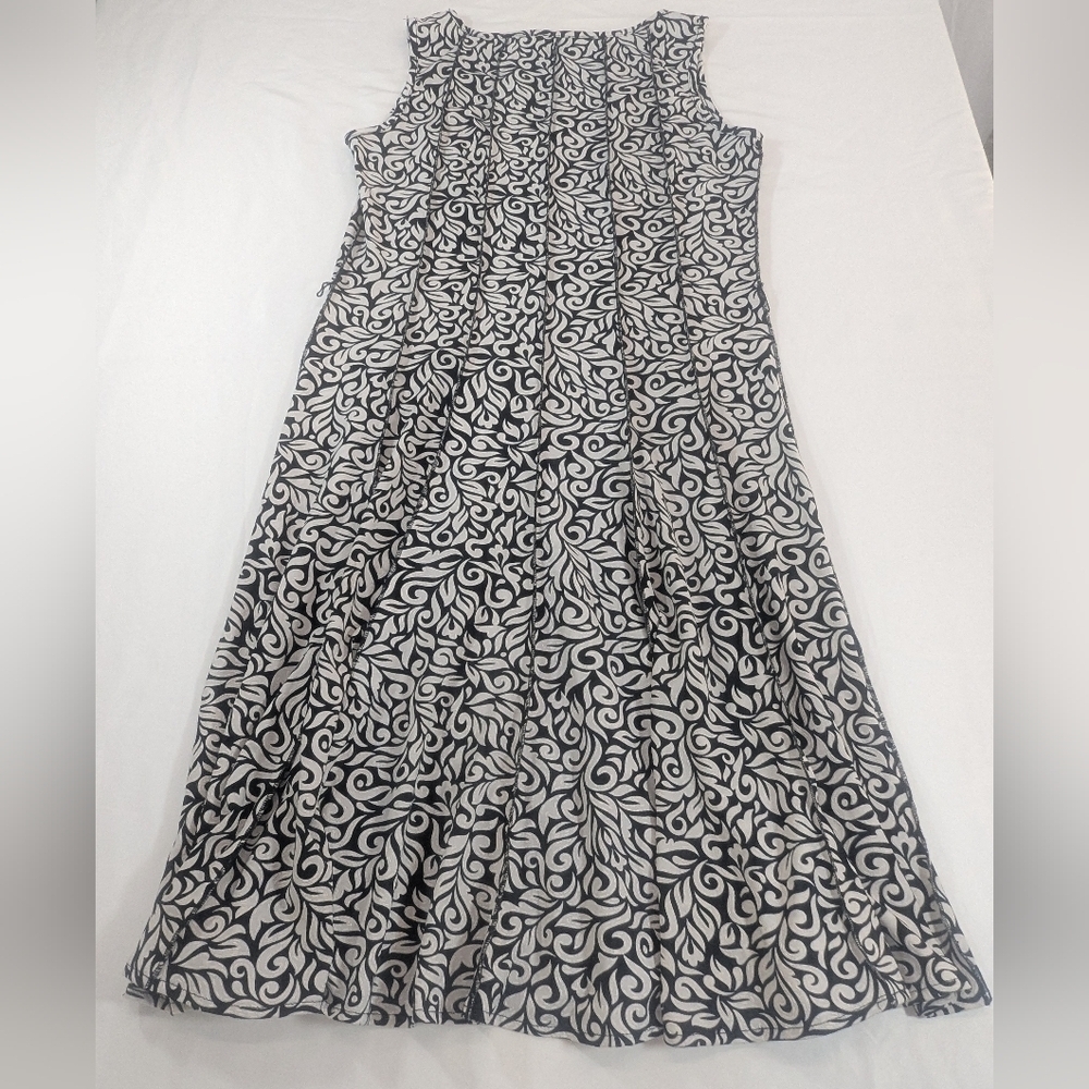 Haani Elegant Black and White Sleeveless Floral like Patterned Dress Size XL